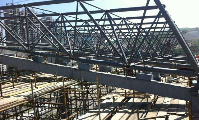 崇左简述网架公司的黑色压型钢板的吊装步履